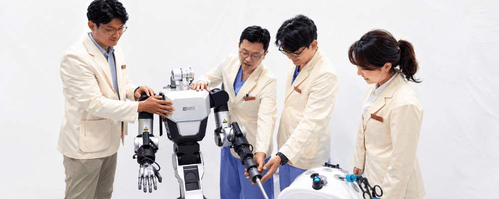 Samsung Medical Center Demonstrates Two Humanoid Robots Assisting a Surgeon